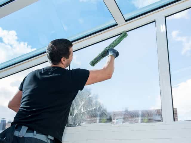 Nettoyage de vitres immeuble professionnel